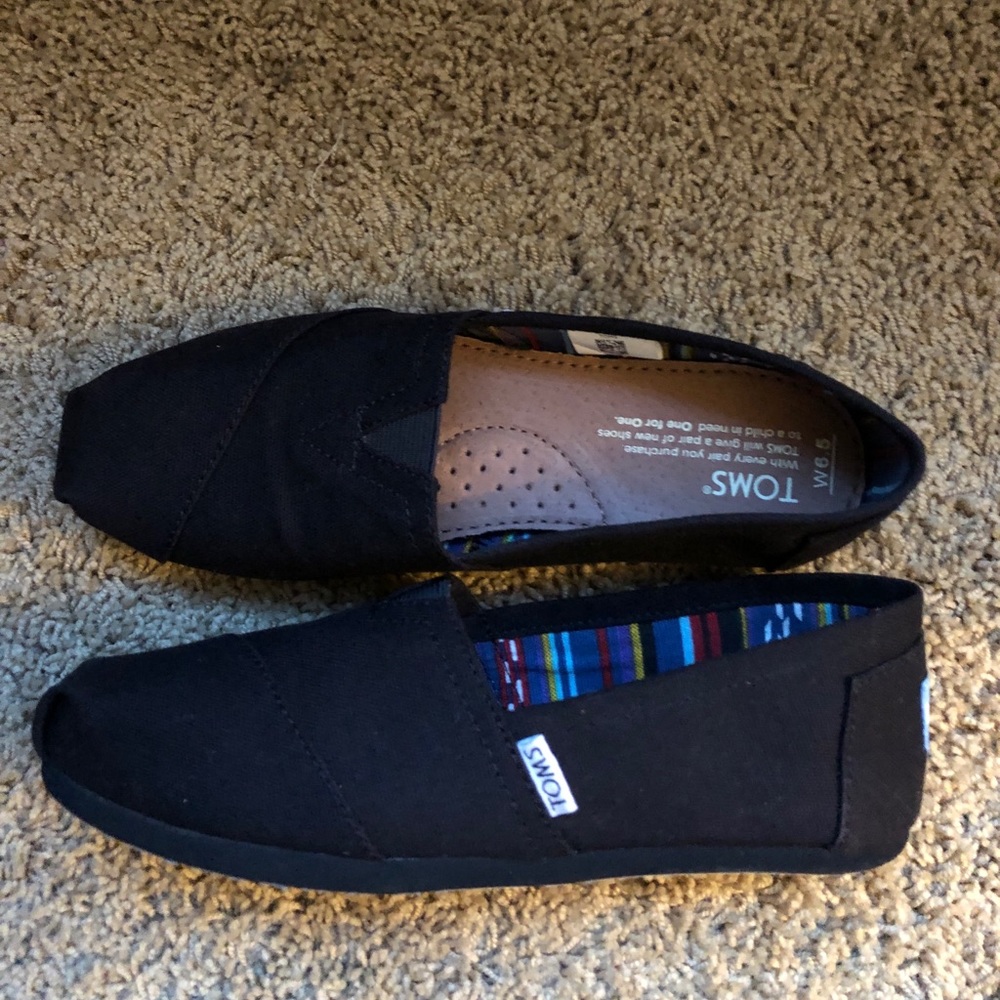 BLACK TOMS!!